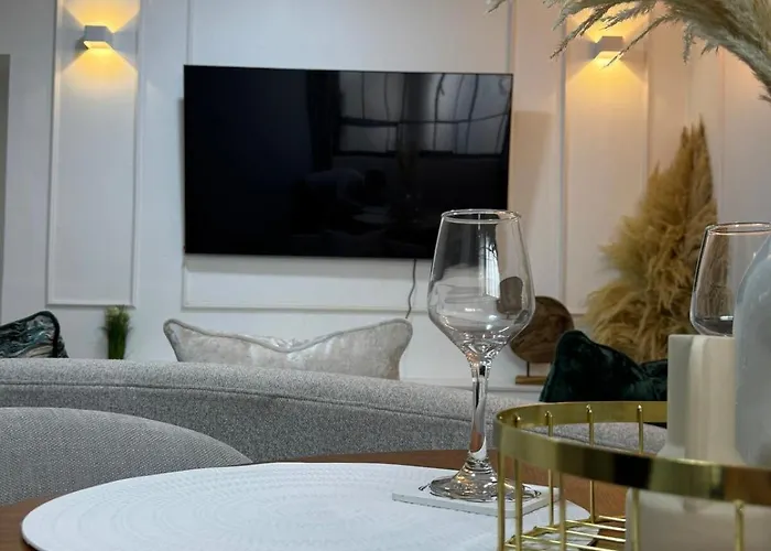 Luxuriou Apart 2 Blocks From The Main Square 4 Bed