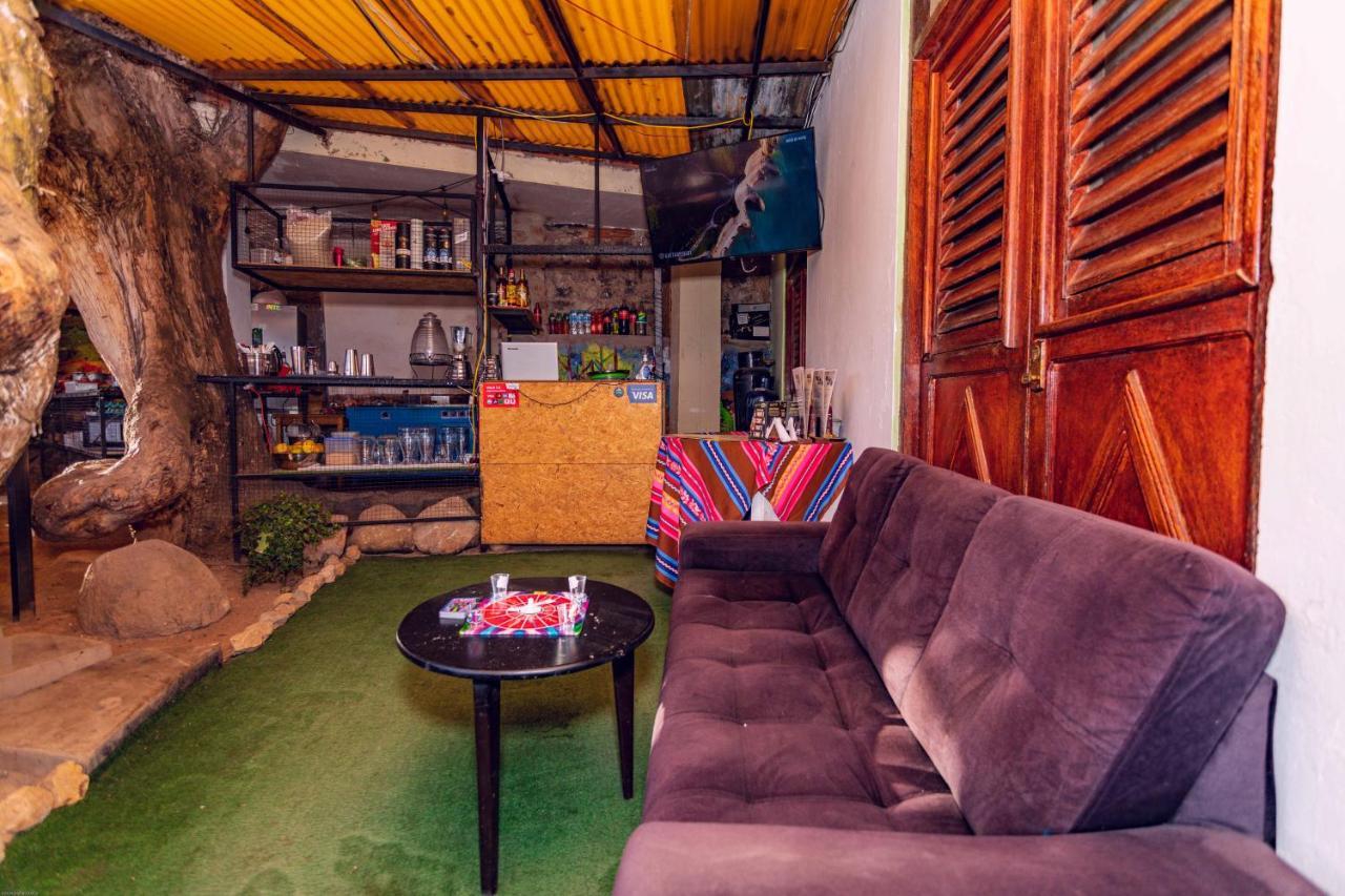 Apuhouse Hostal *