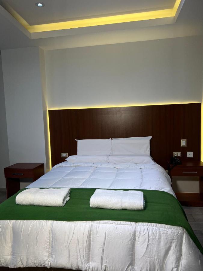 El Alamo, Ejecutivo Y Hotel