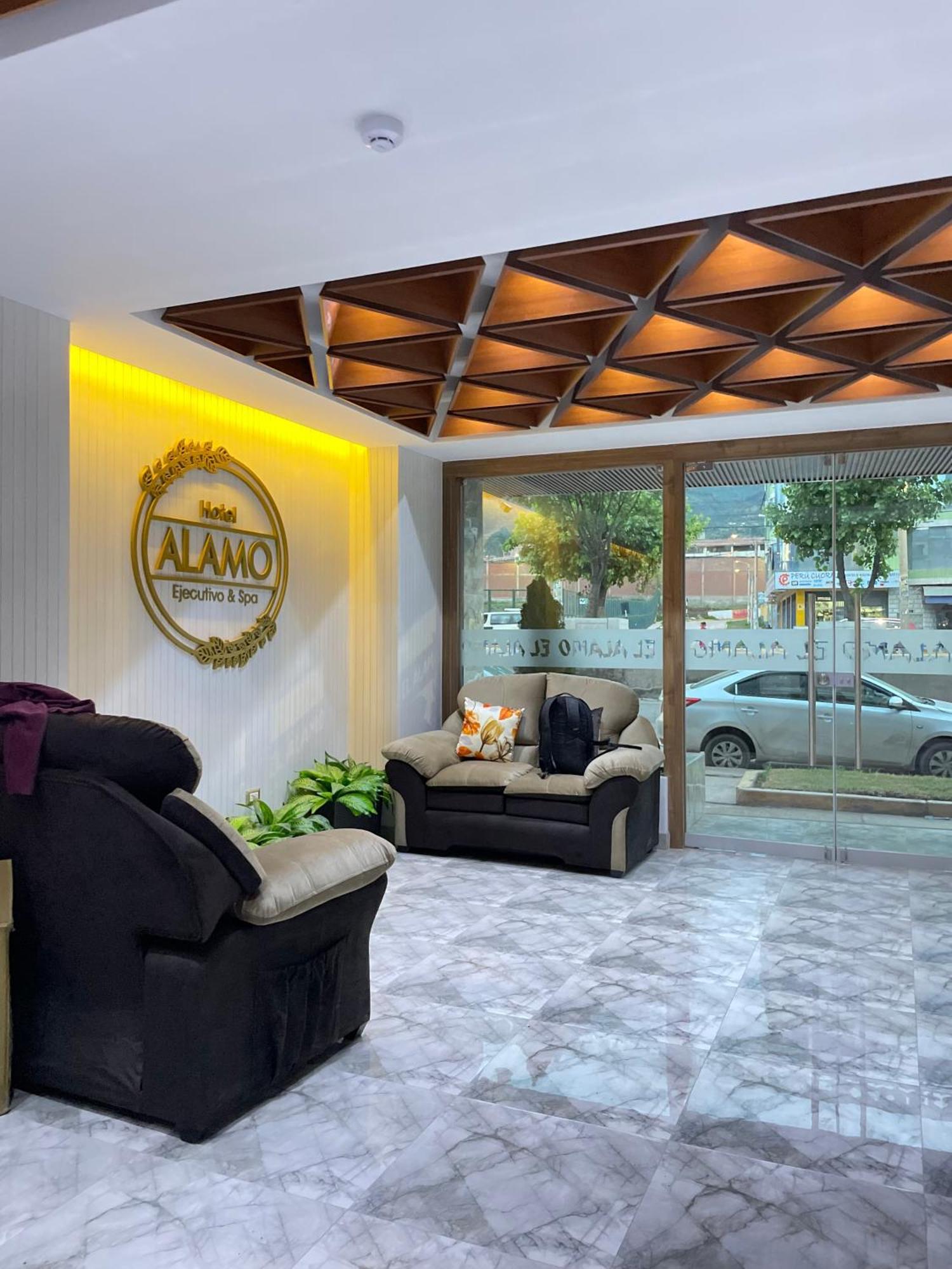 Hotel El Alamo, Ejecutivo Y