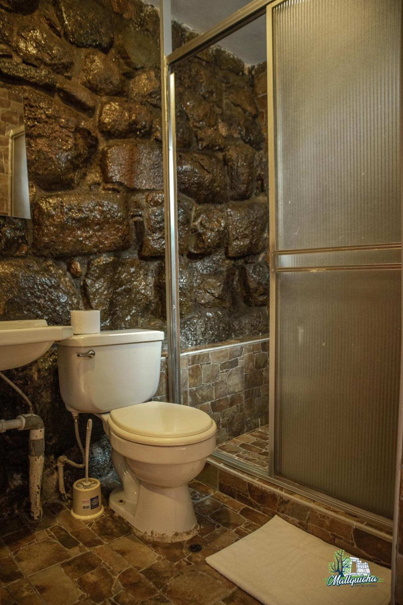 Beautiful, Spacious & Cozy House Located In The Heart Of