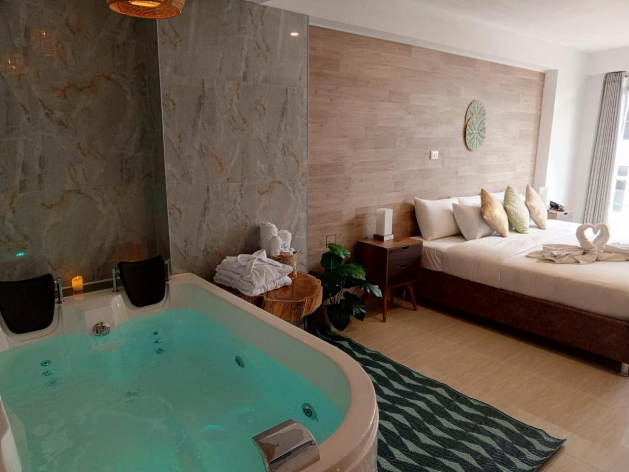Hotel Jacuzzi *