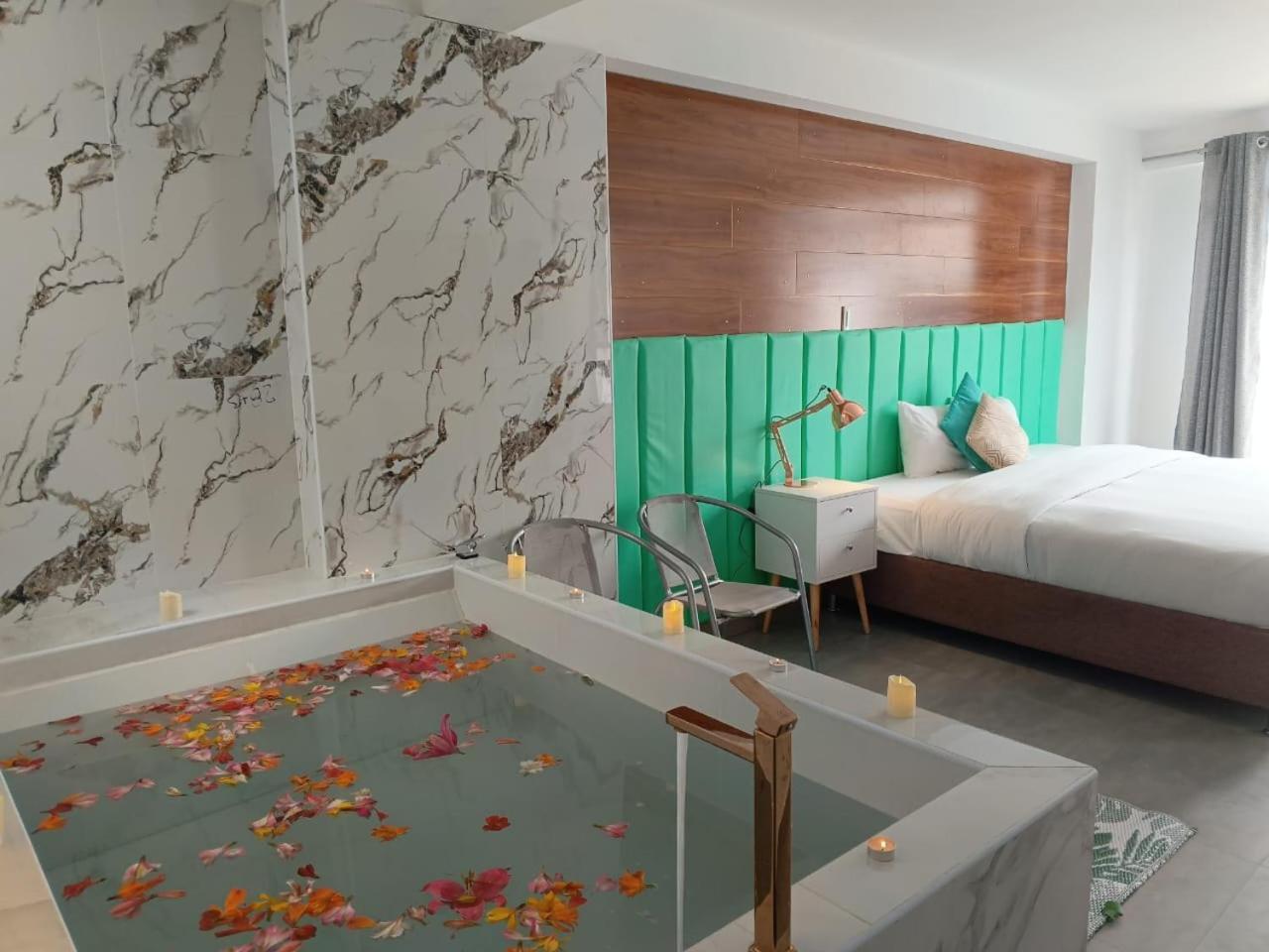 Jacuzzi Hotel *