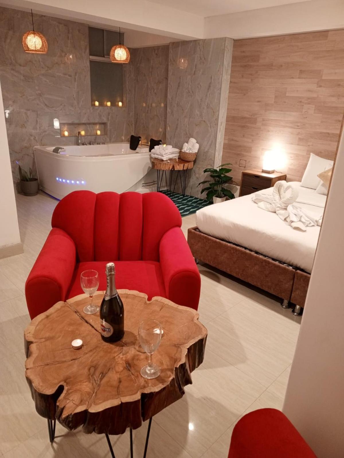 Jacuzzi Hotel *