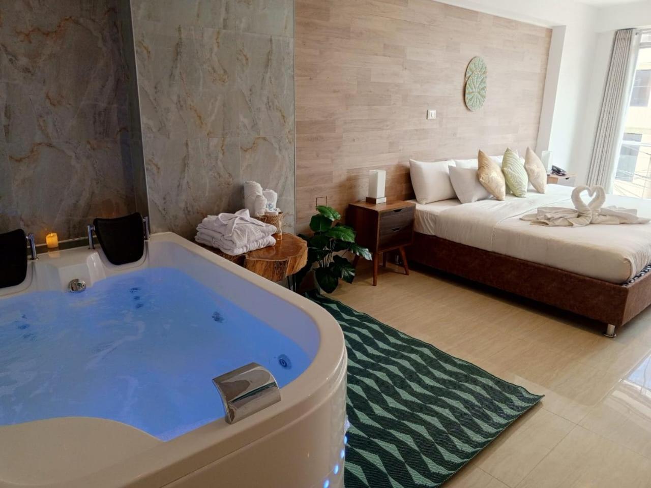 Jacuzzi Hotel *