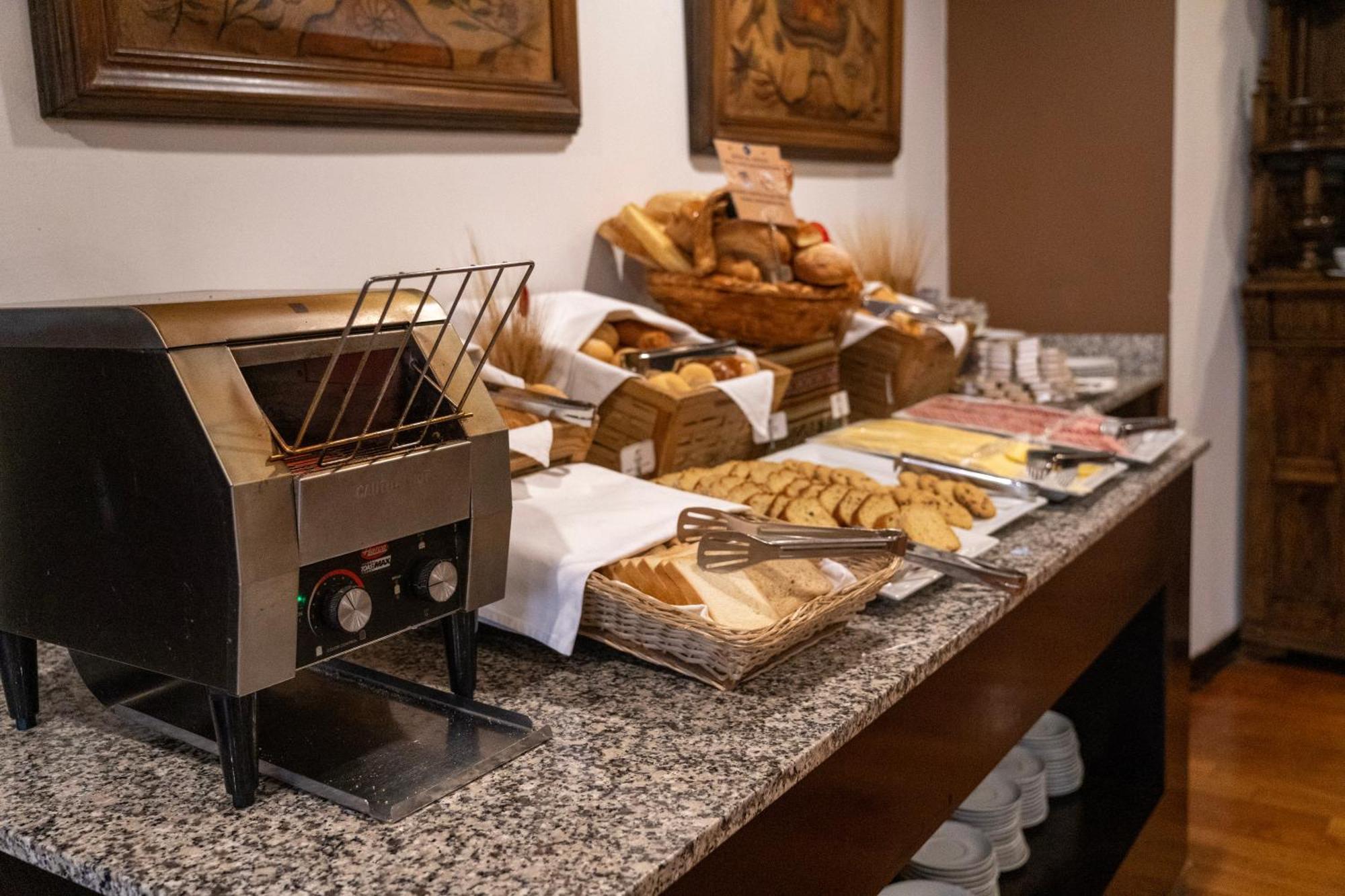 Jose Antonio Hotel