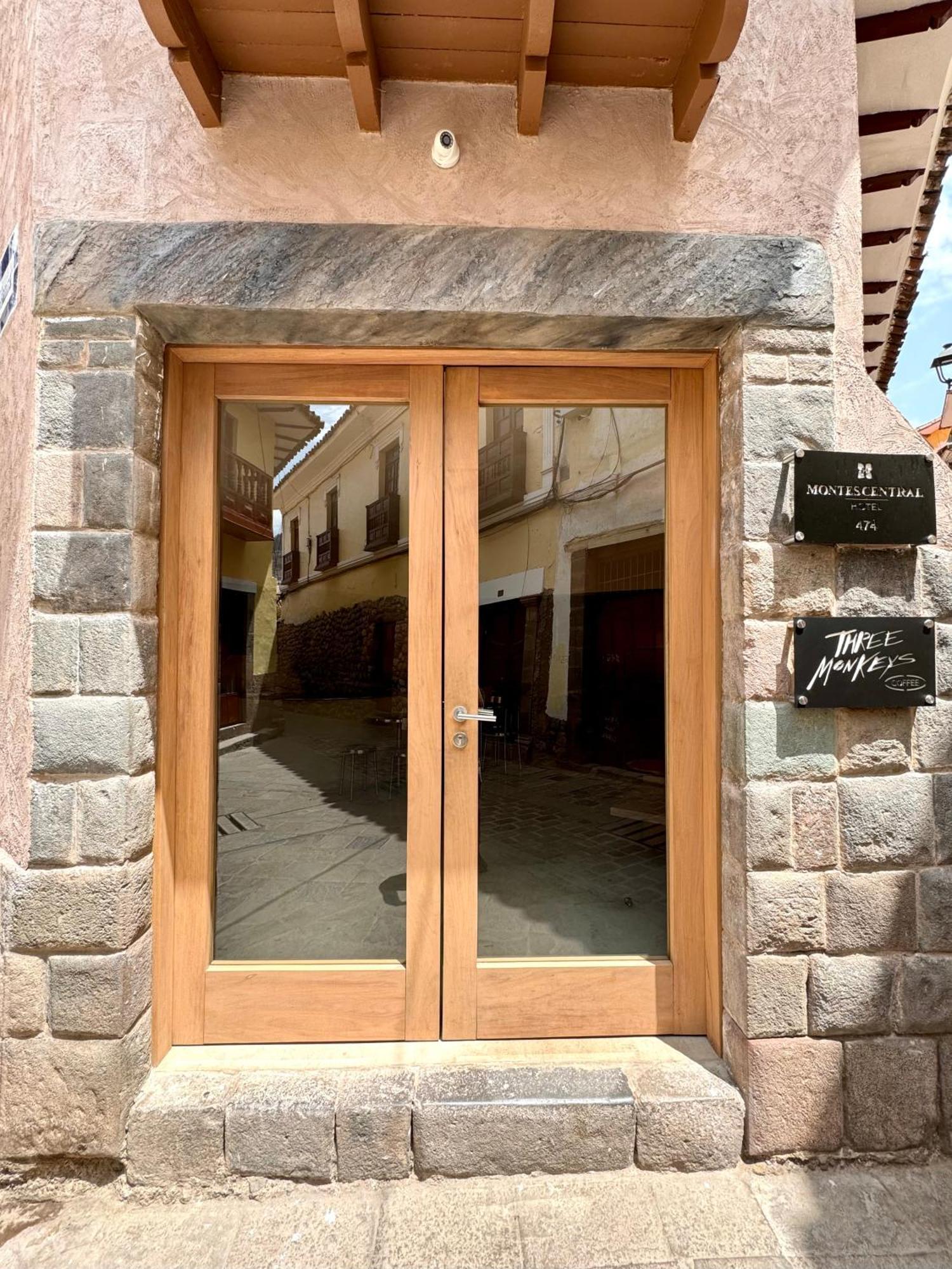 Hotel Montes *