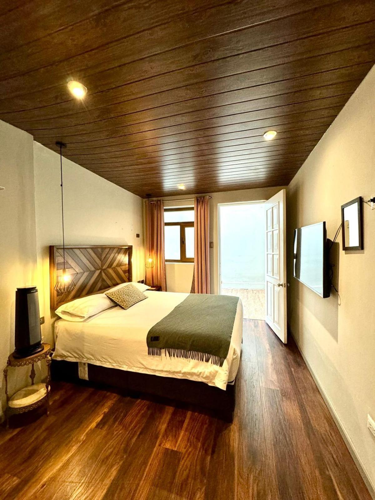 Montes Hotel *