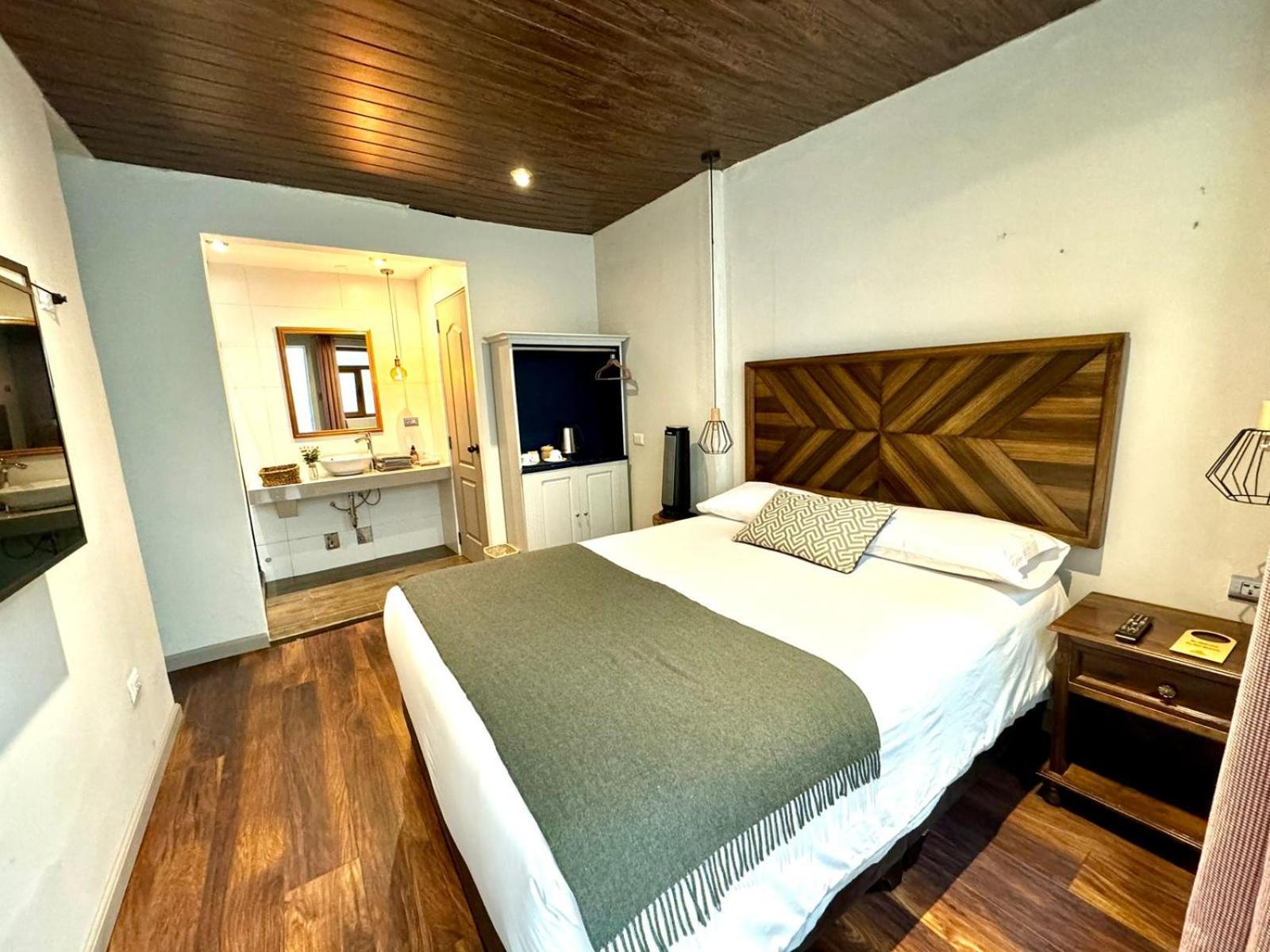Montes Hotel *