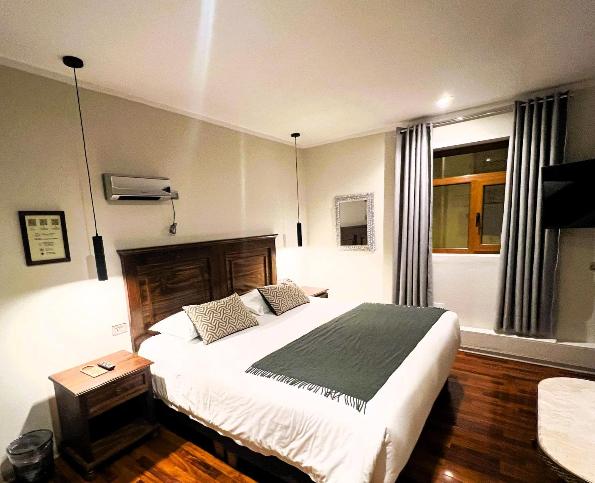 Montes Hotel *