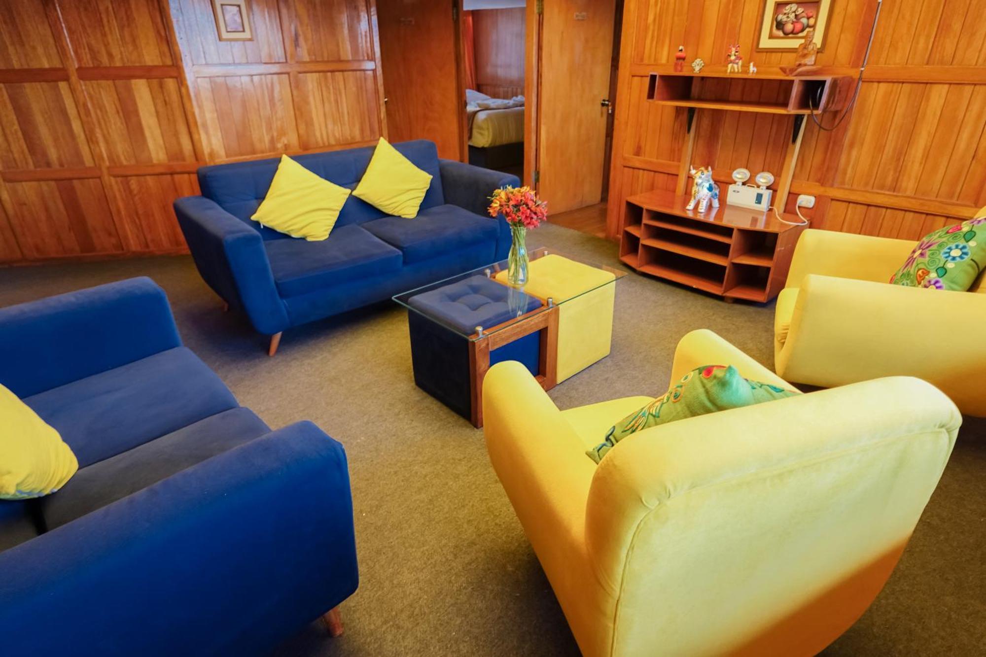Beautiful, Spacious & Cozy House Located In The Heart Of