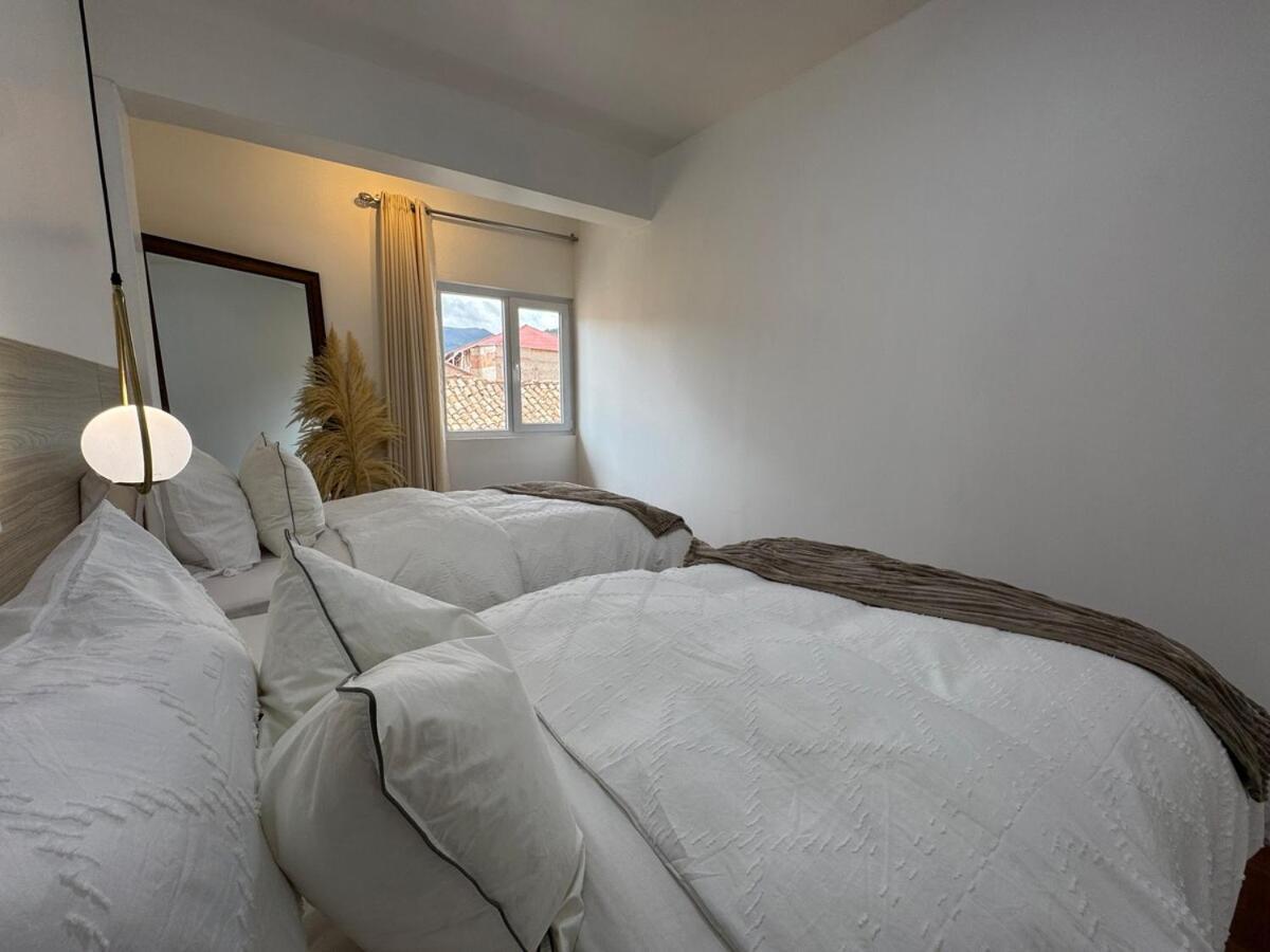 Luxuriou 2 Blocks From The Main Square 4 Bed *