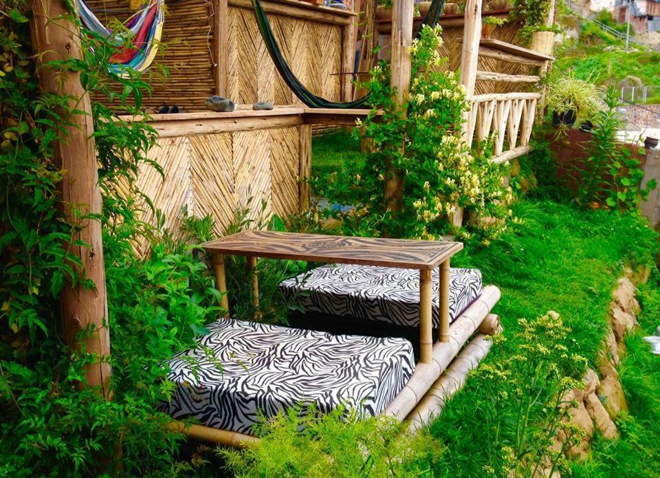 Bed & Breakfast Tiki Lounge *