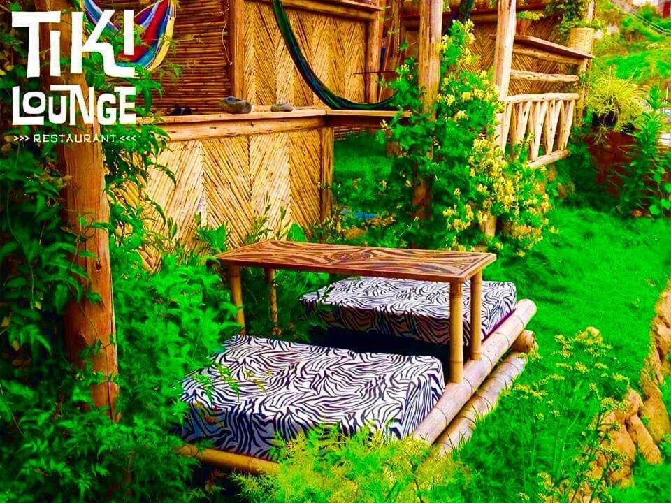 Bed & Breakfast Tiki Lounge *