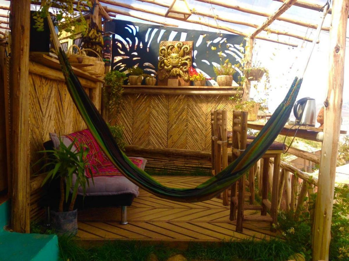 Bed & Breakfast Tiki Lounge *