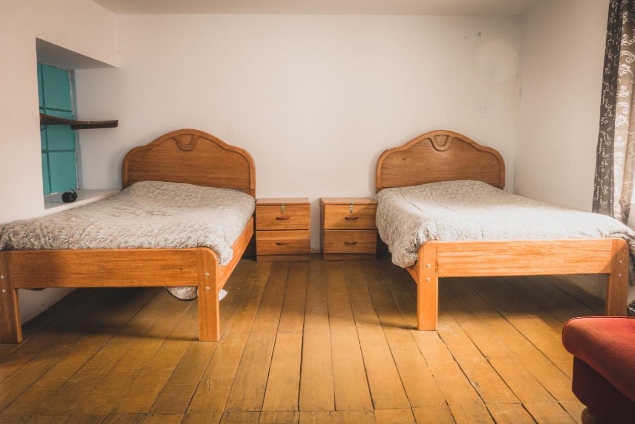 Tupackers Hostel *