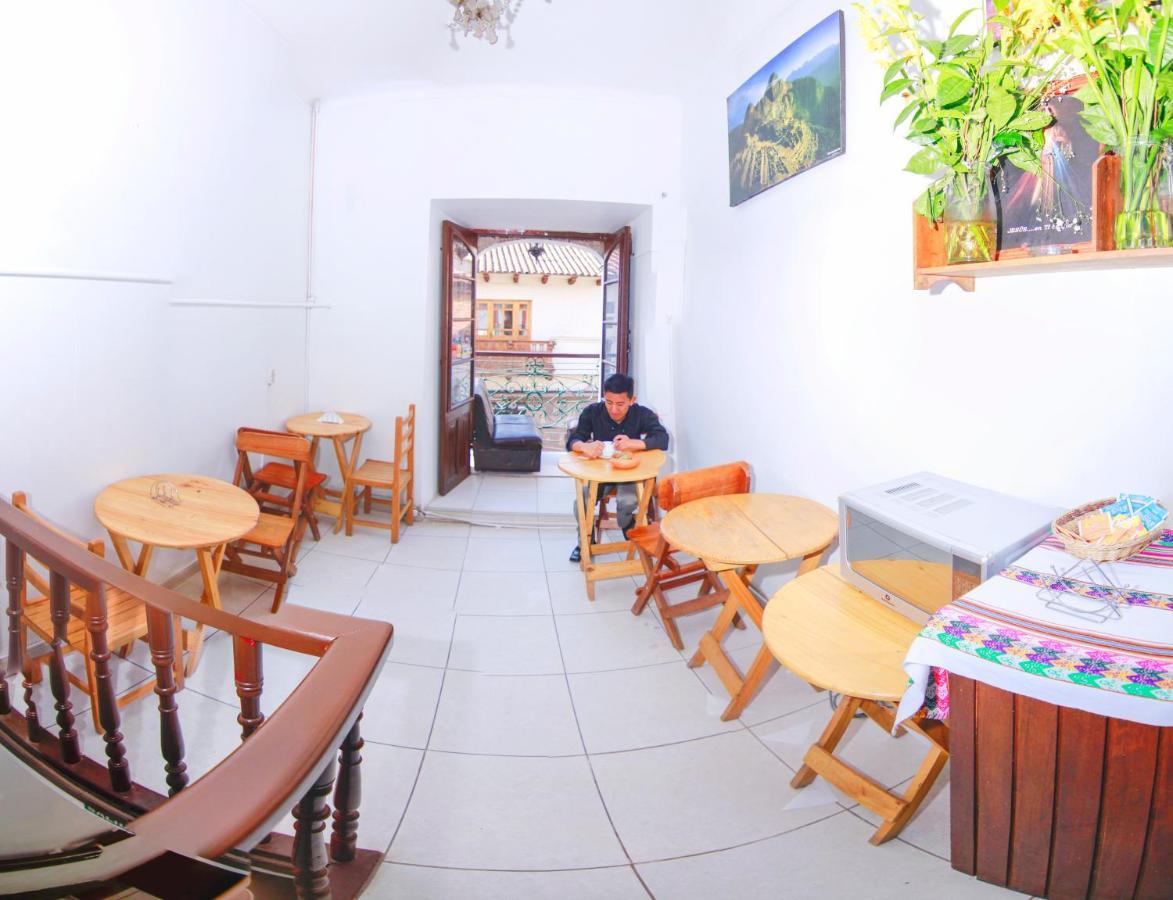 The Grassshopper Plaza De Armas Hostel *