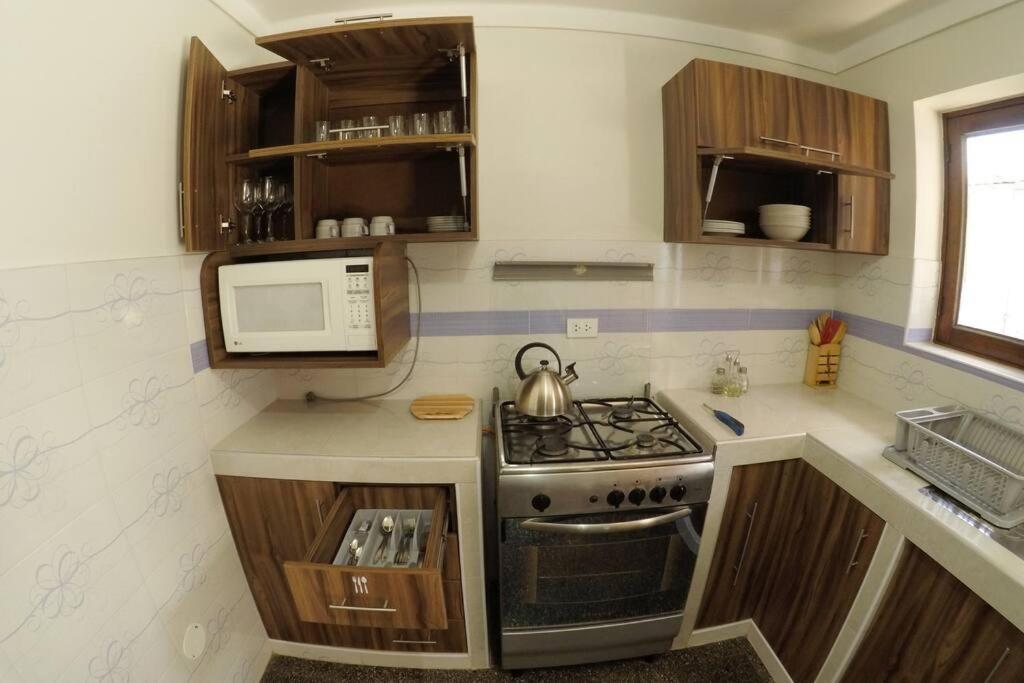 Centric & Cozy With Garage Apartamento
