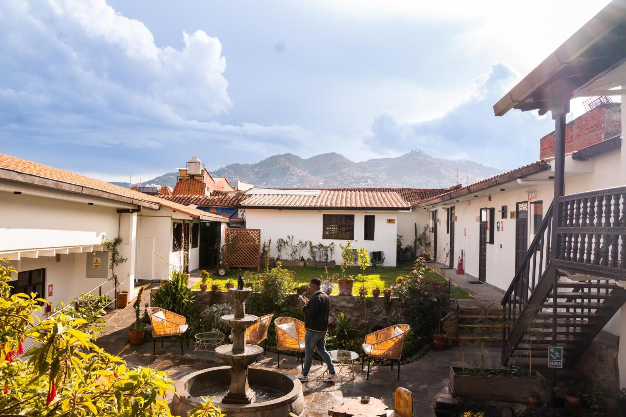 Black Llama Hostel *