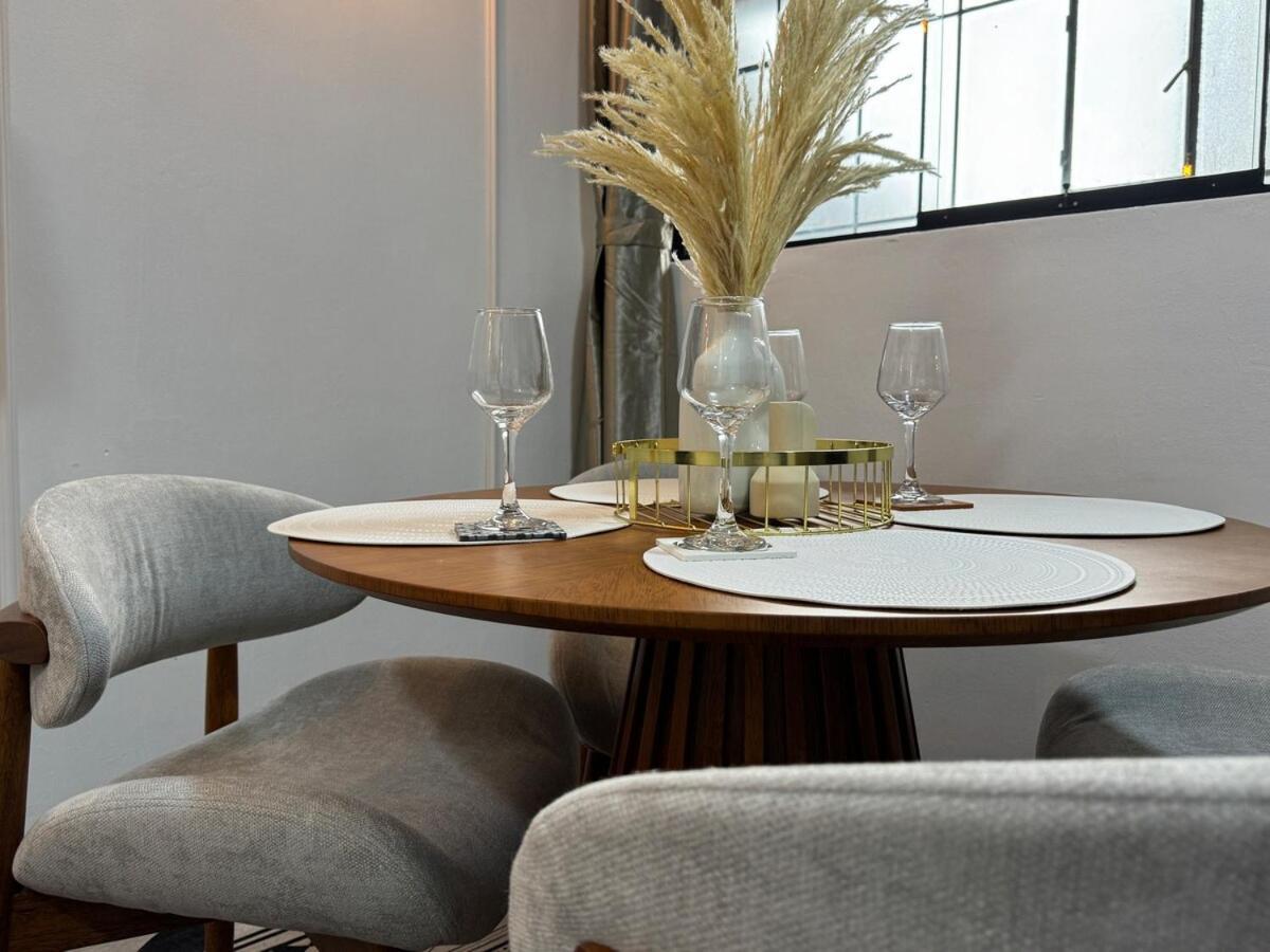 Luxuriou 2 Blocks From The Main Square 4 Bed Apartment