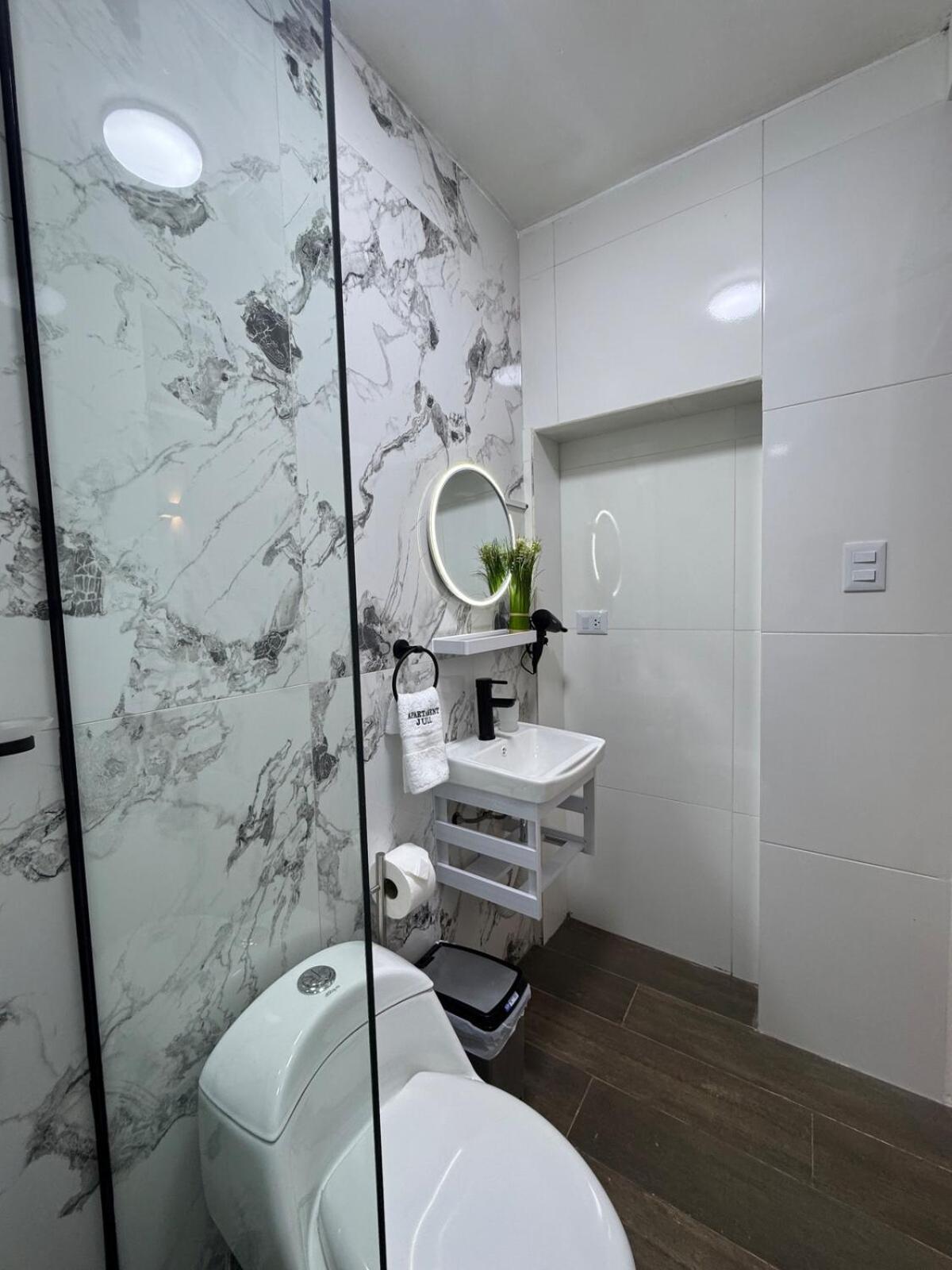 Luxuriou 2 Blocks From The Main Square 4 Bed Apartment *
