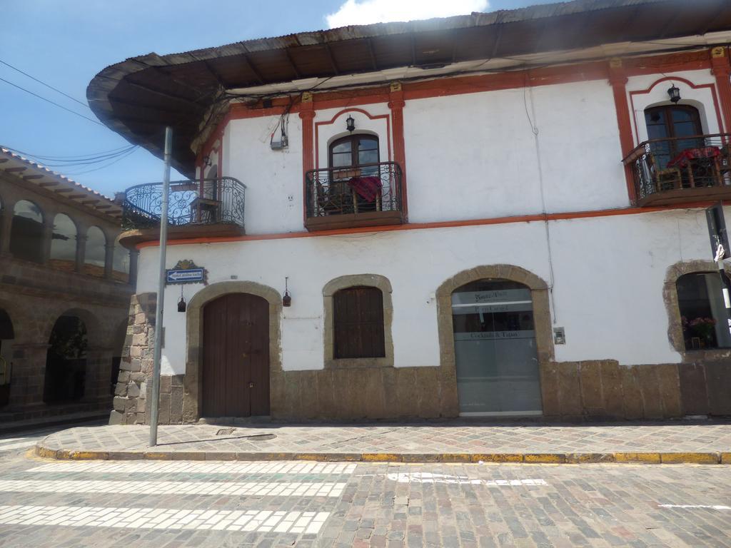 The Grassshopper Plaza De Armas * Cusco
