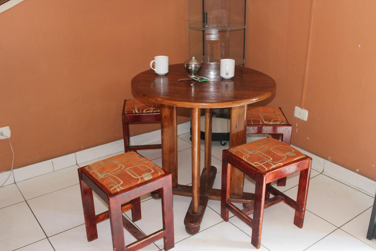 Hostel Robertos *