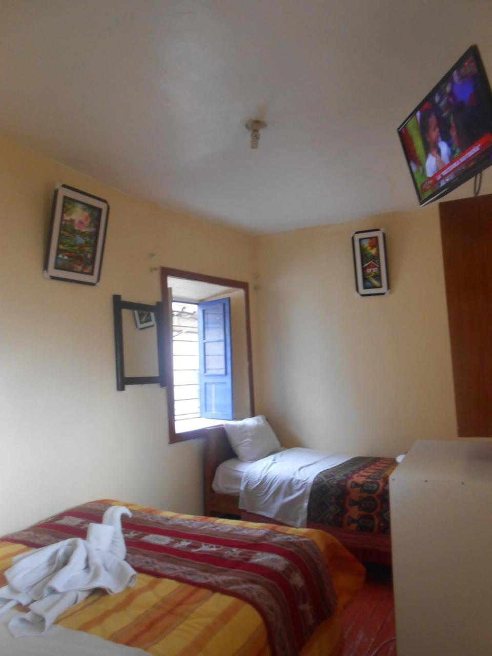 Deyvi's House De Plaza Hostel