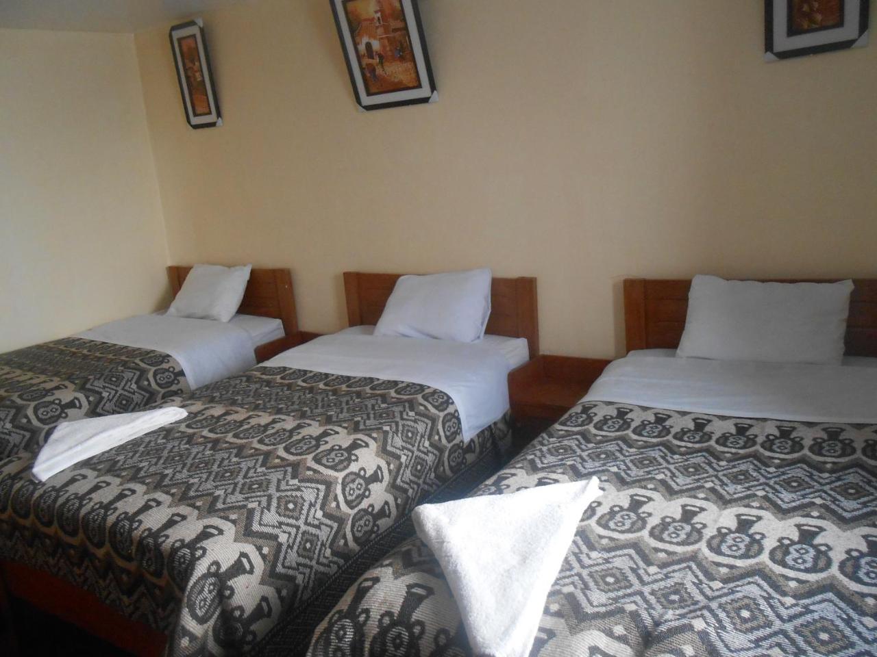 Hostel Deyvi's House De Plaza *
