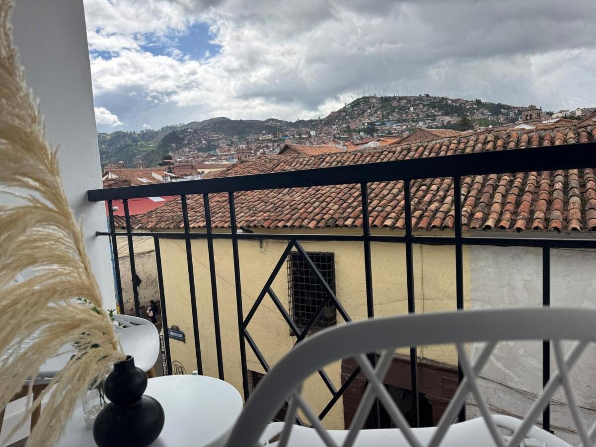 Luxurious 2 Blocks From The Main Square Apartment
