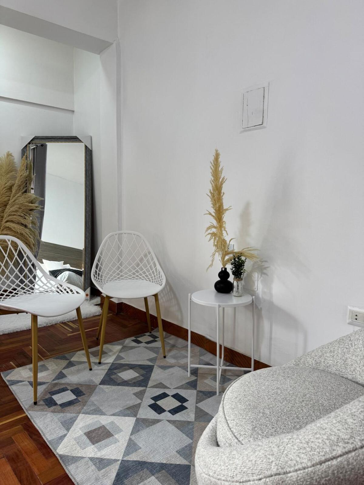 Luxurious 2 Blocks From The Main Square Apartment