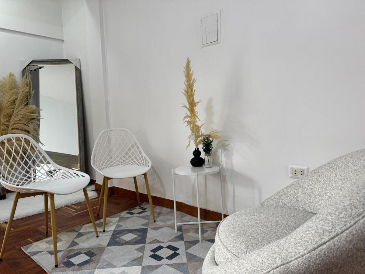 Luxurious 2 Blocks From The Main Square Apartment