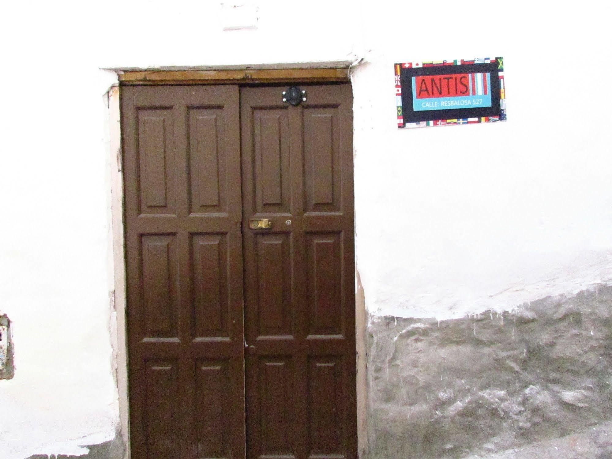 Antis Hostel *