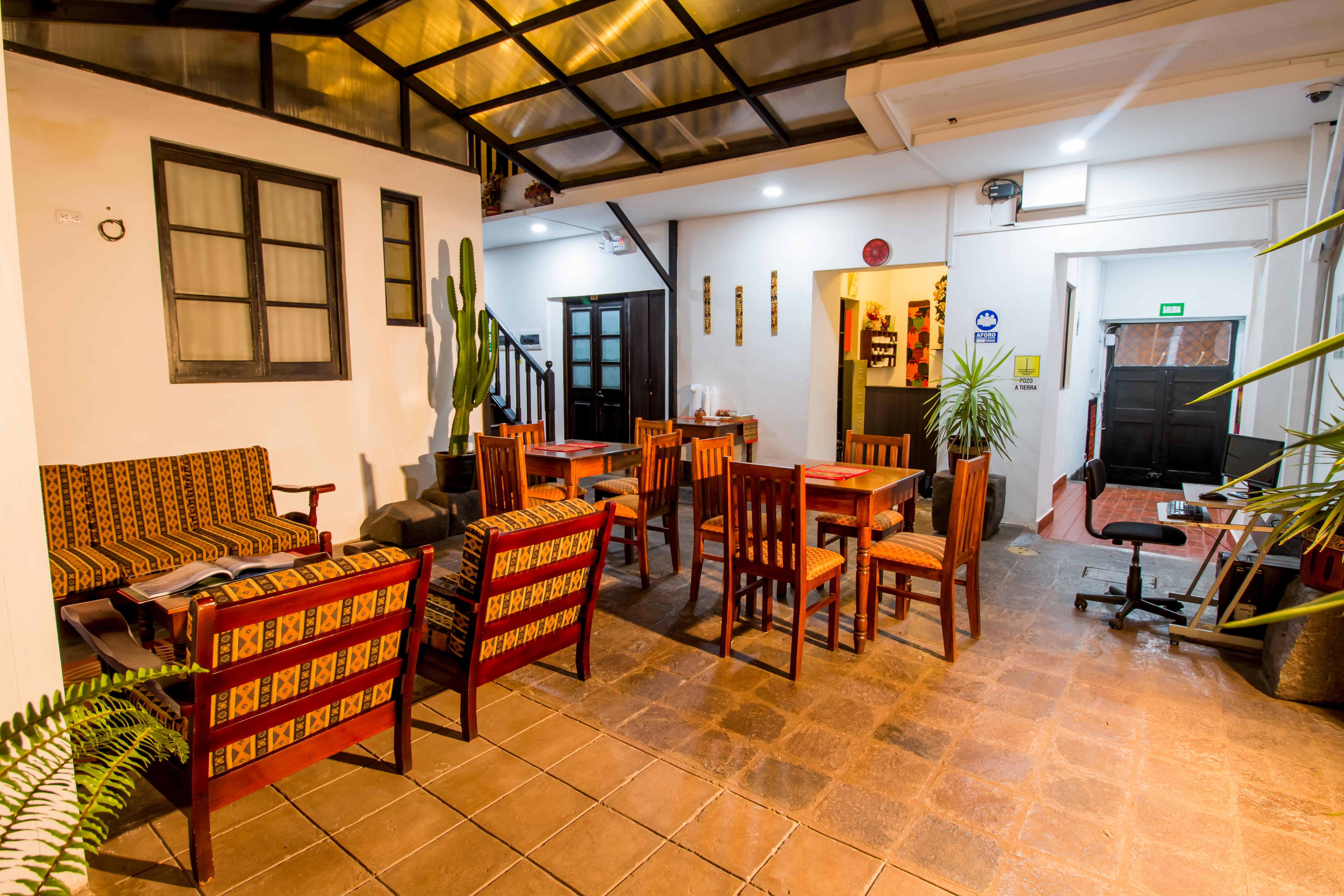 Yabar Plaza Hotel