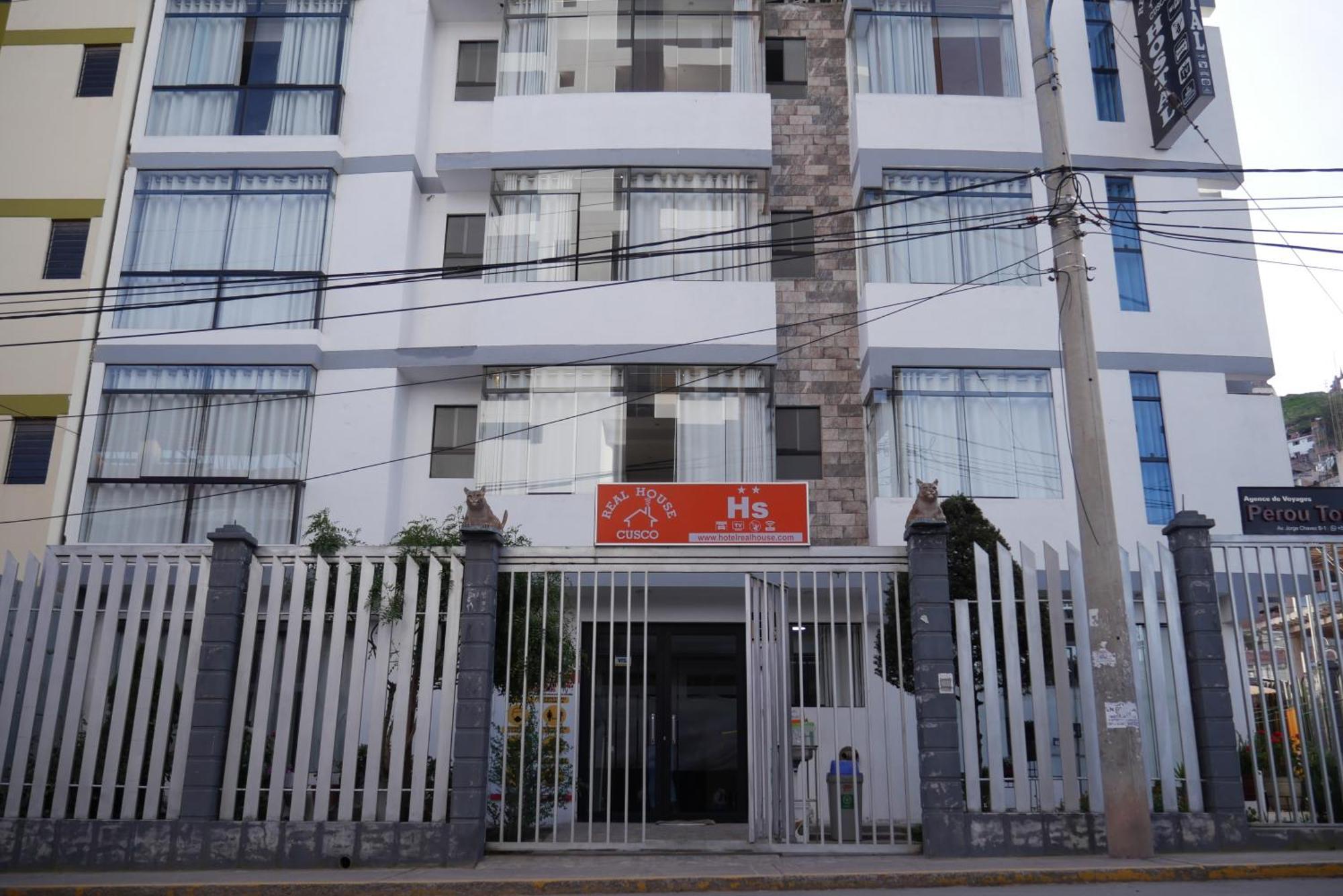Hostel Real House